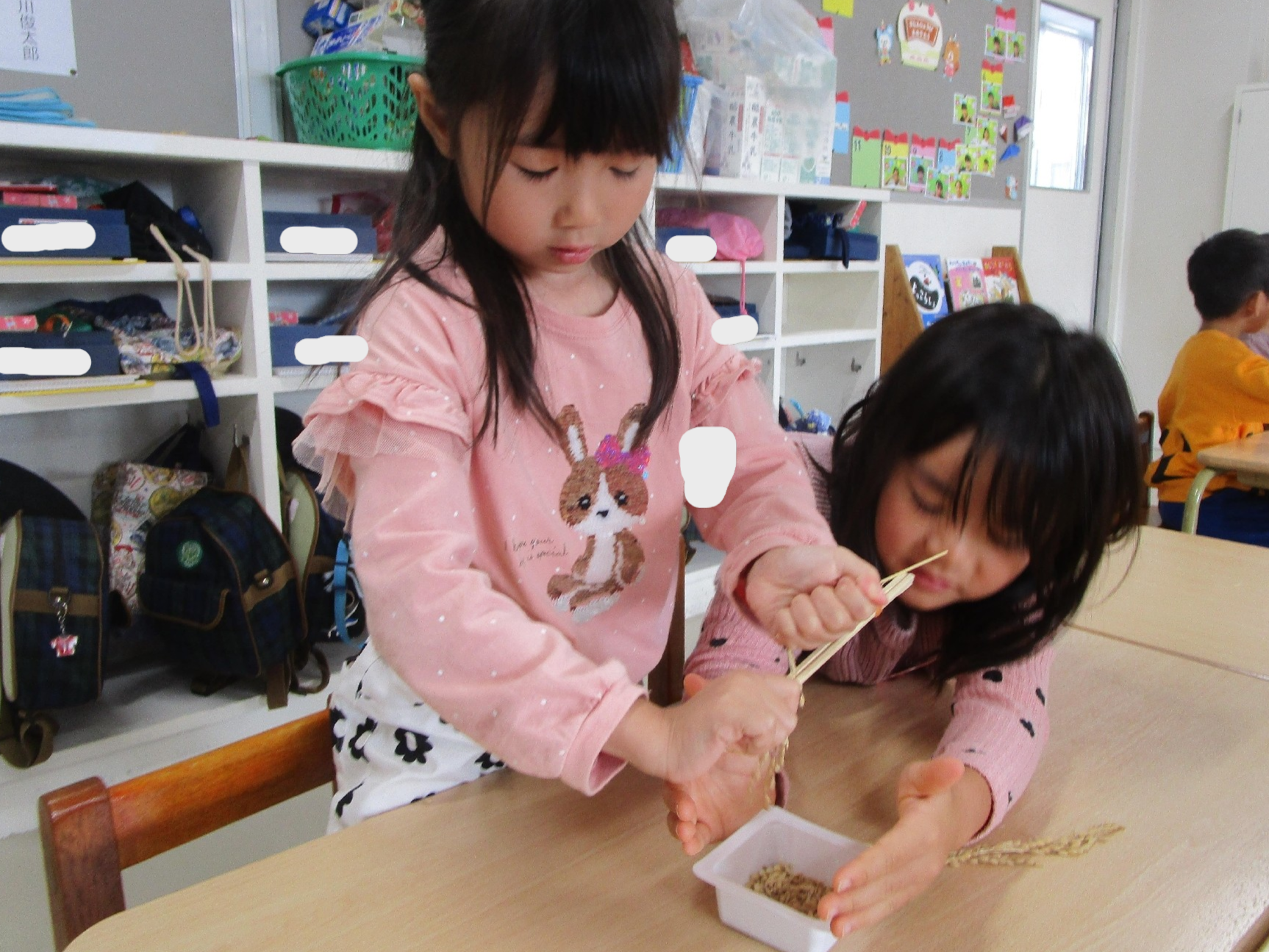 年長組 ~稲刈りしたお米を脱穀したよ!~